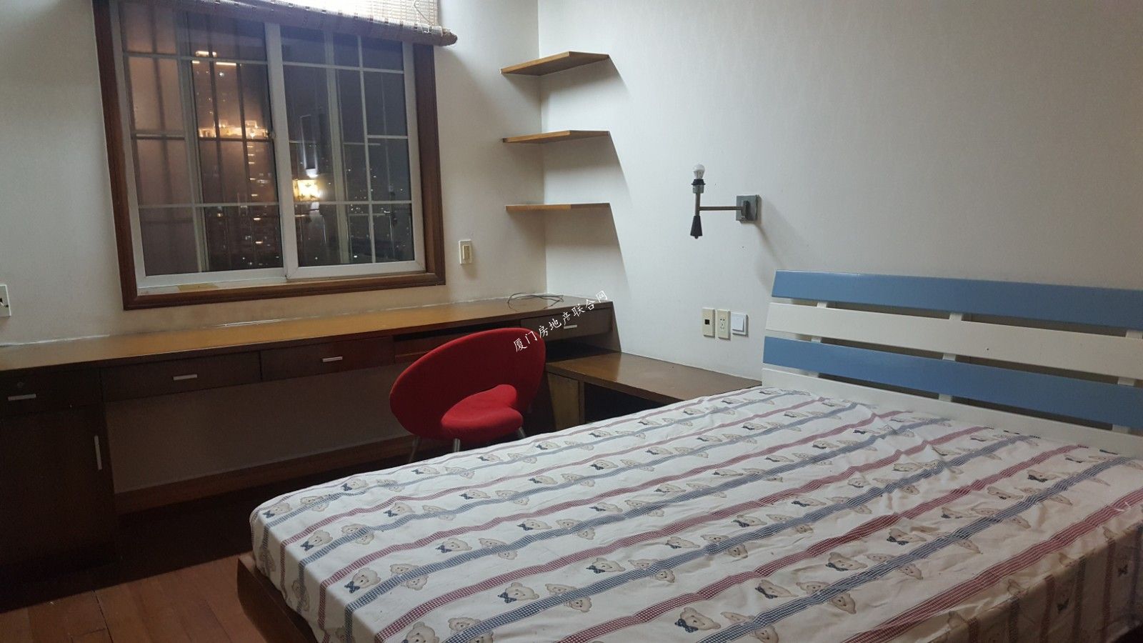 湖滨四里彩霞公寓。紧邻外国语附小、滨东小学。与湖光大厦共用小区花园。邻地铁口、万象城、南湖公园。